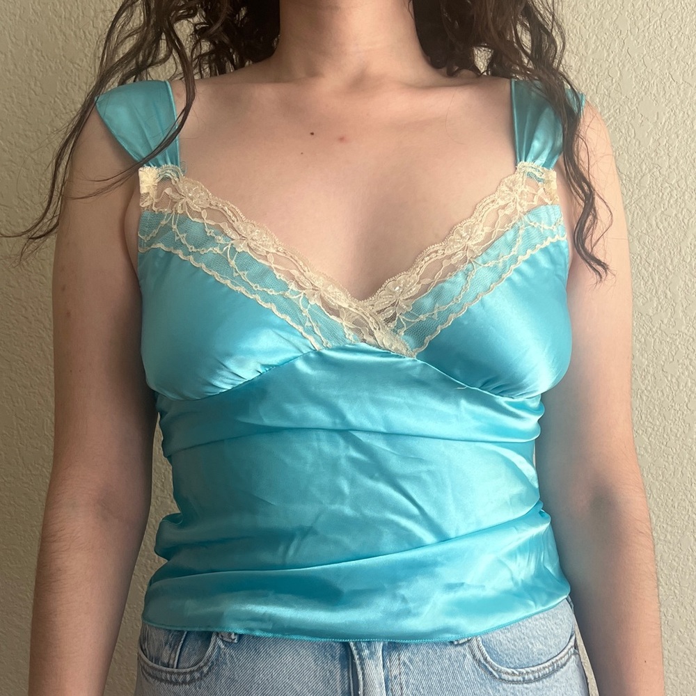 Y2k blue satiny top with lace detail 
Size S